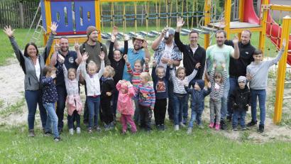 Bild: exb/Beatrice Obst
Mit ihren Papas und Birgit Zant (links), der Leiterin des städtischen Kindergartens Anton Ferazin, lassen die Kinder die traditionelle Vatertagswanderung wieder aufleben.