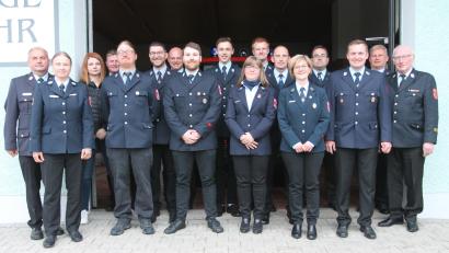 Bild: pi
Die Aktiven der Waldkirchner Feuerwehr freuen sich mit Kreisbrandinspektor Martin List, Kreisbrandmeisterin Carola Adam, Bürgermeisterin Marina Hirnet (von links) und Kreisbrandmeister Alfons Huber (rechts) über ihren Erfolg.