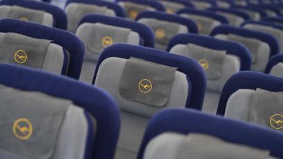 Symbolbild: Arne Dedert/dpa
Fluggäste mit Tickets der billigsten Kategorie können bald Sitzplätze auf Europa-Flügen nur noch gegen eine Gebühr ändern.