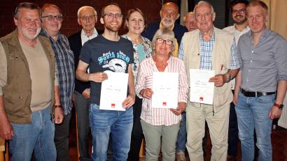 Bild: R. Kreuzer
Für langjährige Mitgliedschaft werden einige Genossen des SPD-Ortsvereins Neunkirchen geehrt.