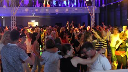 Bild: fks
Der Blick vom DJ-Pult in den Saal zeigte, dass viele Besucher sich zum Takt der Musik bewegten und ausgelassen feierten.