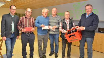 Bild: dob
Erich Baier aus Wieselrieth (Zweiter von links) darf seinen Geldbeutel mit 200 Euro Preisgeld auffüllen: Er ist der Sieger des CSU-Preisschafkopfs in Oberlind. Max Walbrunn aus Vohenstrauß (Dritter von rechts) und Eduard Frauenreuther aus Flossenbürg (Dritter von links) teilen sich gerecht die Summe von 150 Euro und Helmut Nebel aus Schwandorf (Zweiter von rechts) bekommt den Trostpreis von CSU-Vorsitzendem Florian Meißner (links) und dessen Stellvertreter Hans Bayerl (rechts) überreicht.