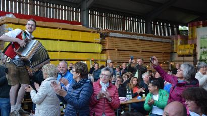 Bild: jr
Gefeiert wurde zwischen Holzstapeln in einer Abbundhalle. Die Musiker von „Höllawind“ wagten sich sogar auf die Tische.
