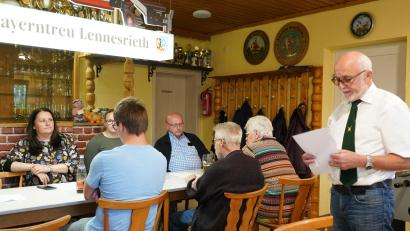 Bild: fvo
Schützenmeister Bernd Bodensteiner (rechts) zeigt in der Jahreshauptversammlung 2022 der Bayerntreu-Schützen Lennesrieth Bilanz.