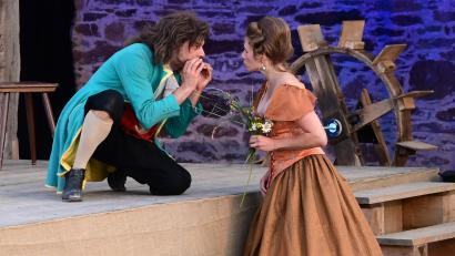 Archivbild: Freya Stoeckl
Mit "Schikaneder - Sommer der Gaukler" (Szenenbild) gastiert das Landestheater Oberpfalz im Juni im Oberpfälzer Freilandmuseum Neusath.