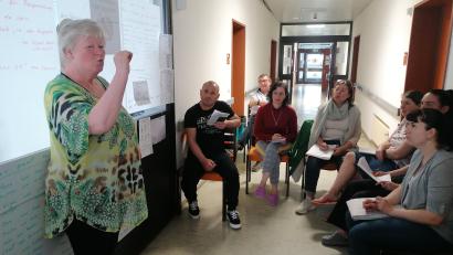 Bild: Winderl, Kristin [wrl]
Mit deutlicher Mimik und Gestik macht Ositha Prögler (links) vor, wie deutsche Laute richtig ausgesprochen werden. Michael Hösl vom Volksbildungswerk Oberviechtach-Schönsee (hinten) folgt dem Unterricht beim Besuch aufmerksam.