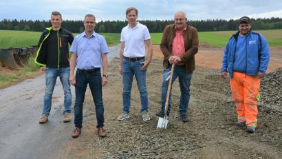 Bild: jr
Mit einem symbolischen Spatenstich begann am Dienstag der Straßenausbau von Zirkenreuth nach Großensees. Mit dabei waren (von links) Niklas Betzl (Ingenieurbüro Bork), Bauamtsleiter Thomas Grillmeier (VG Mitterteich), Robert Ernstberger (Ingenieurbüro Bork), Bürgermeister Johann Burger und Polier Martin Pongratz (Firma Dankerl).