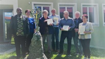 Bild: gz
Im Namen der Kirchengemeinde danken Pfarrer Erwin Bauer (Zweiter von rechts), Pfarrvikar Basil Bazir und Pfarrgemeinderatssprecherin Agnes Härtl (von links) den langjährigen Pfarrgemeinderäten Roswitha Fürtsch (rechts), Alfred Bittner, Waldemar Hansl und Waltraud Karl (Dritter bis Fünfte von links) mit Urkunden und Bibeln für ihr beispielhaftes Engagement.
