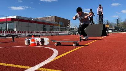 Bild: eik
Der Kreisjugendring Tirschenreuth will eine mobile Skateanlage kaufen. Im Landkreis Amberg-Sulzbach hat die Kommunale Jugendarbeit schon eine solche Anlage (Foto) und ist damit öfter auf Tour.