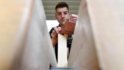 Bild: Hendrik Schmidt/dpa
Die Landtags-Grünen möchten, dass Jugendliche frühzeitig an Handwerksberufe hingeführt werden.