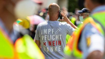 Symbolbild: Christoph Schmidt/dpa
Ein Mann trägt auf einer Demonstration der Initiative "Querdenken" ein T-Shirt mit der Aufschrift "Impfpflicht - Nein Danke". Die Demonstration richtet sich gegen die Corona-Politik der Bundesregierung.
