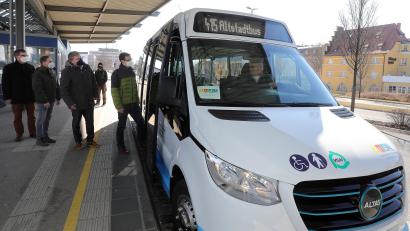 Bild: Wolfgang Steinbacher
Einsteigen zur Jungfernfahrt: Am Donnerstagvormittag wurde der neue Elektrobus, der künftig auf der Altstadtlinie unterwegs ist, vorgestellt.