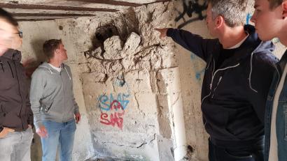 Archivbild: Judith Lehner
2019, in Frankreich, wagten sich In Courseulles-sur-Mer trauen einige Teilnehmer des Europäischen Jugendprojekts in einen abgesackten Bunker hinein.