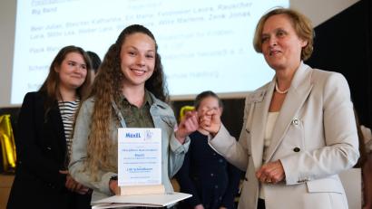 Bild: Hirsch
Ministerialbeauftragte Mathilde Eichhammer (rechts) überreichte der Nabburger Realschülerin Lilli Schmidbauer (links) den "MaxEL" in der Kategorie "Kreative Leistung".
