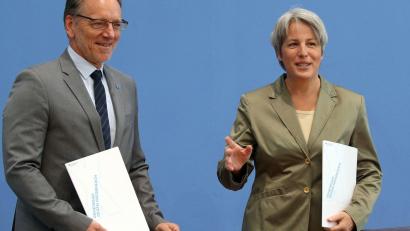 Bild: Wolfgang Kumm/dpa
BKA-Präsident Holger Münch und Kerstin Claus, unabhängige Beauftragte für sexuellen Missbrauch, stellten die Zahlen kindlicher Gewaltopfer vor.