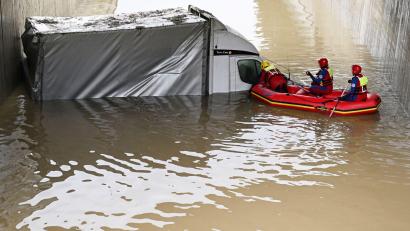 Bild: Angelika Warmuth/dpa/Archivbild
Einsatzkräfte der Wasserwacht in Saulgrub blicken Anfang Mai in einen Kleinlaster der überflutete Unterführung.