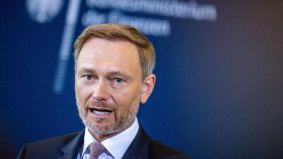 Bild: Michael Kappeler/dpa
Der Finanzminister will die Bekämpfung der Inflation fokussieren.
