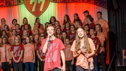 Bild: exb/Simon Leimbeck
70 Jugendliche führen am 17. Juni in der Witron-Sporthalle das Teenager-Musical "77" auf.