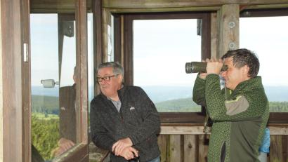 Bild: mmj
Fotoapparat und Fernglas: Utensilien, die Hermann Markgraf (links) und Gerald Reiter auf der Aussichtskanzel am Böhmerwaldturm meistens dabeihaben.