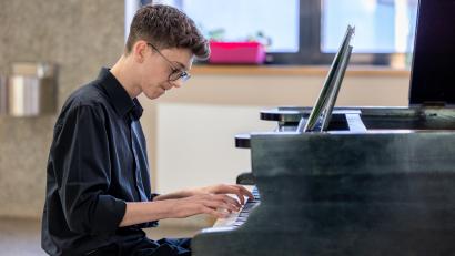 Bild: Tobias Neubert/exb
Adam König am Klavier.