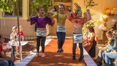 Bild: Weidner/Bayer/exb
Party-Stimmung herrscht auf dem Laufsteg beim 30. Geburtstag des Kindergartens in Neunkirchen.