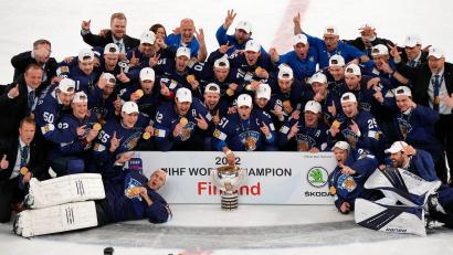 Bild: Martin Meissner/AP/dpa
Das finnische Team feiert nach dem WM-Sieg.