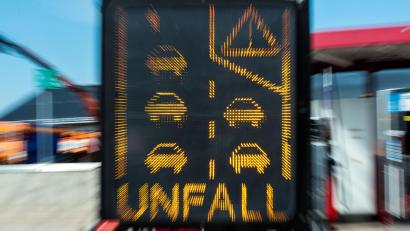 Symbolbild: Jens Büttner/dpa
Der Schaden am elektronischen Verkehrsleitsystem beläuft sich auf über 60.000 Euro.