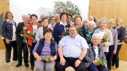 Bild: hai
Pfarrer Sven Grillmeier (vorne, Mitte), Diözesanvorsitzende Martha Bauer, Christine Kirchberger (von rechts) und Bezirksvorsitzende Elke Burger (links) dankten mit Urkunden und Blumen für 40, 30 und 20 Jahre Treue zum Frauenbund.