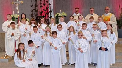 Bild: fpoz
Ein Gruppenbild der 21 Kommunionkinder mit den Ministranten und den Geistlichen (hinten von links) Kaplan Gregor Schweizer, Stadtpfarrer Bernd Philipp und Pfarrer Stefan Prunhuber durfte nicht fehlen.
