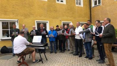 Bild: jzk
Die Liedertafel Kemnath und der Sängerbund Immenreuth überraschten beim Frühschoppen am Vatertag die Gäste im Klosterhof mit drei Liedvorträgen.