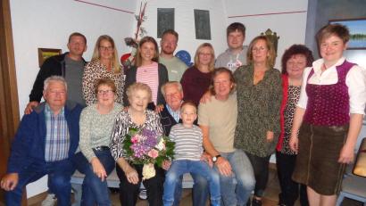 Bild: amö
50 Urlaubsaufenthalte in Muschenried: Unser Bild zeigt Horst und Inge Funk zwischen ihren beiden Kindern Anette und Thomas umrahmt von den Schwiegerkindern, Enkeln mit Partnern, Bürgermeisterin Sonja Meier und Wirtin Rosmarie Reitinger.