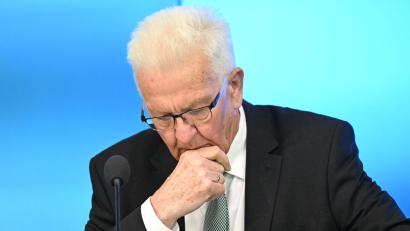 Bild: Bernd Weißbrod/dpa
Corona-Demonstranten zogen direkt vor sein Wohnhaus: Winfried Kretschmann (Bündnis 90/Die Grünen), Ministerpräsident von Baden-Württemberg.