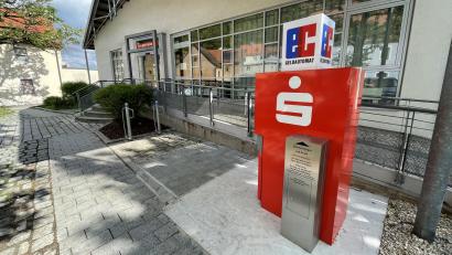 Bild: ige
Dieser, zur Zeit auch noch defekte, Geldautomat werde den Sparkassenkunden in Rosenberg nicht gerecht, urteilten Stadträte und zahlreiche Bürger.