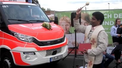 Bild: wro
Gesegnet hat die drei Fahrzeuge Pfarrvikar Pater Charles John.