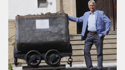 Bild: mfh
Hubertus Berger mit einem Hunt aus den Sulzbach-Rosenberger Erzgruben: Sein Versuch, die Montangeschichte der Stadt in einen dreiviertelstündigen Film zu packen, gelang nur bedingt.
