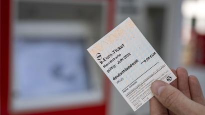 Bild: Monika Skolimowska/dpa
Die Bundesregierung setzt große Hoffnungen darauf, dass sich das Neun-Euro-Ticket nachhaltig auf die Nutzung von Bus und Bahn auswirkt. Beim regionalen Zweckverband Nahverkehr herrscht da etwas mehr Skepsis.