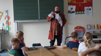 Bild: wel
Als "Meister Abramo" erschien Florian Waldherr an der Doktor-Eisenbarth-Schule zum Vorlesetag und hatte natürlich ein Buch über Eisenbarth dabei. Insgesamt sechs Lesepaten vermittelten den Grundschülern Spaß an Büchern und Freude am Lesen.