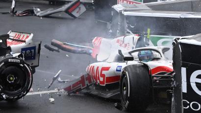 Bild: Christian Bruna/EPA Pool/AP/dpa
Der deutsche Pilot Mick Schumacher crasht in die Leitplanken, so dass sein Haas-Rennwagen bei dem heftigen Einschlag in zwei Teile gerissen wird.