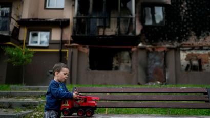 Bild: Natacha Pisarenko/AP/dpa
Vor einem zerstörten Gebäude in Irpin am Stadtrand von Kiew spielt der kleine Yarik mit seinem Spielzeug-Lastwagen.
