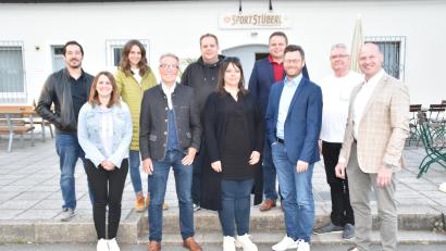 Bild: hcz
Christoph Skutella und Sandra Pauly (vorne, Dritter und Vierte von rechts) führen als Doppelspitze den FDP-Kreisverband Weiden.