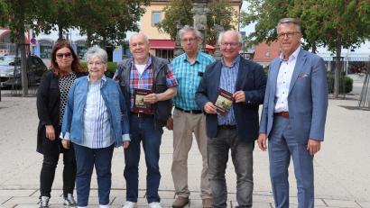 Bild: Stadt Tirschenreuth/exb
Siegfried Fuchs (3.v.l.) mit Ehefrau Anke (2.v.l.) auf dem Tirschenreuther Markt-platz. V.l.: Großcousine Gisela Schmid-Jäger, der Freund der Familie Peter Knott, Verleger Eckhard Bodner und Bürgermeister Franz Stahl.