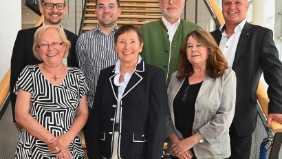 Bild: gf
In ihren Händen liegt das Geschick des Werkvolks (vorne von links): die Aufsichtsräte Marianne Gutwein, die neu gewählte Vorsitzende des Aufsichtsrat Dagmar Kierner und Elfriede Schenkl. Hinten von links: kaufmännischer Vorstand Wolfgang Erb, die Aufsichtsräte Florian Füger und Alois Ponnath sowie technischer Vorstand Steffen Schulze.