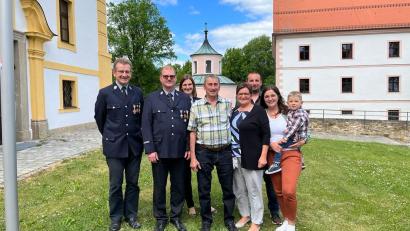 Bild: Simon Schmidkonz/exb
Zum 70. Geburtstag von Hermann Schmidt überbrachte auch eine Delegation der Feuerwehr Rosall Glückwünsche. Von links Johann Müller, Werner Schmelzer, Sandra Müller, Jubilar Hermann Schmidt mit Ehefrau Andrea, Sohn Matthias Schmidt sowie Tochter Stefanie Reichenberger mit Enkelkind Jonathan.