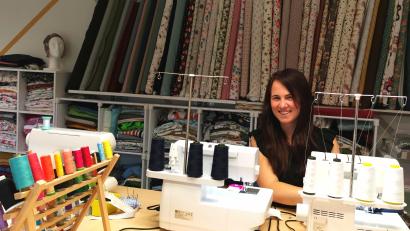 Bild: Portner
Katrin Leibl verbringt gerne ihre Freizeit zwischen Stoffballen und Nähmaschinen.