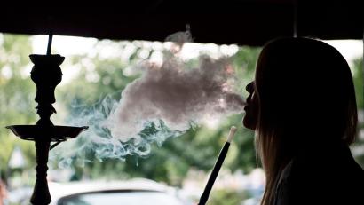 Symbolbild: Soeren Stache / dpa
Ein Schmugglerring konnte mit gefälschtem Wasserpfeifentabak den Staat um rund 400 000 Euro betrügen.