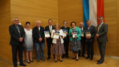 Bild: wel
Stellvertretender Landrat Richard Tischler, Stellvertretende Bürgermeisterin Margit Reichl (von links) sowie Bürgermeister Martin Birner (rechts) freuten sich über das ehrenamtliche Engagement für die Stadt und überreichten Urkunden an Anton Scherr (Dritter von links), Klaus Zeiser, Margot Weber, Richard Wagner, Marianne Deml. Pfarrer Andreas Hanauer und Ehrenbürger Theo Männer (von links).