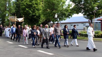 Bild: lep
Viele Gläubiger beteten bei der Flurprozession um den Segen für Feld und Flur und für die Menschen in der Pfarrgemeinde. Erstmalig trugen die Burschen des Katholischen Burschenvereins den Baldachin.