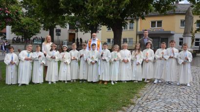 Bild: jr
In der Pfarrei St. Laurentius Konnersreuth traten 16 Kinder erstmals an den Tisch des Herrn. Im Bild die Erstkommunikanten mit (von links) Klassenleiterin und Rektorin Michaela Ponnath, Pater Benedikt Leitmayr und Lehrer Michael Feigel vor dem Theresienbrunnen auf dem Therese-Neumann-Platz.