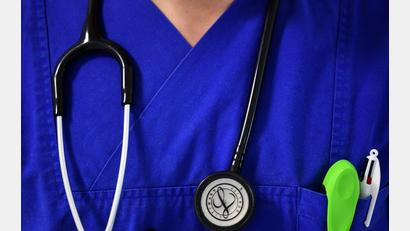 Symbolbild: Soeren Stache/dpa-Zentralbild/ZB/Symbolbild
Ein Stethoskop hängt um den Hals eines Arztes.