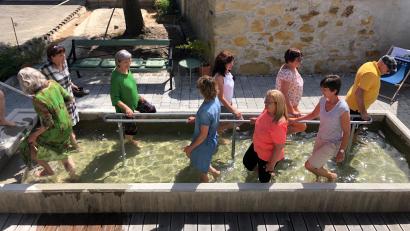 Bild: mis
Im Storchengang durch das Kneippbecken. Das Wasser im Tretbecken stammt aus einer nahegelegenen Quelle.